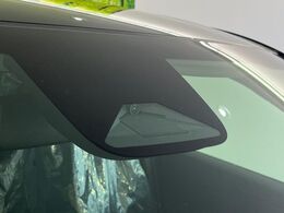 【ホンダセンシング】走行中に前方の車両等を認識し、衝突しそうな時は警報とブレーキで衝突回避と被害軽減をアシスト。より安全にドライブをお楽しみいただけます。