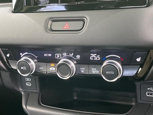 【オートエアコン】一度お好みの温度に設定すれば、車内の温度を検知し風量や温度を自動で調整。暑い…寒い…と何度もスイッチ操作をする必要はありません。快適な車内空間には必須の機能ですね♪