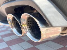 【STIパフォーマンスマフラー】人気純正アクセサリーの1つです。ボクサーエンジン特有のサウンドをSTI純正パーツでお楽しみ下さい♪