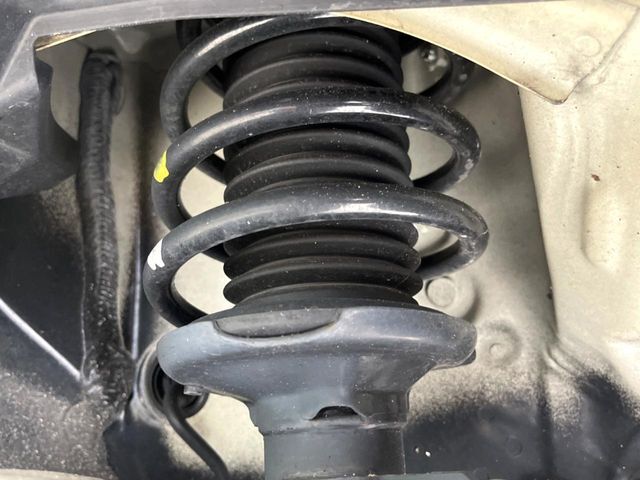 お車を安心してお乗りいただく為には、足回りの定期点検が欠かせません。サービスサポート（有償保証）では無料点検もご提供しており、安心のカーライフをお過ごしいただけるサポート体制が整っています。