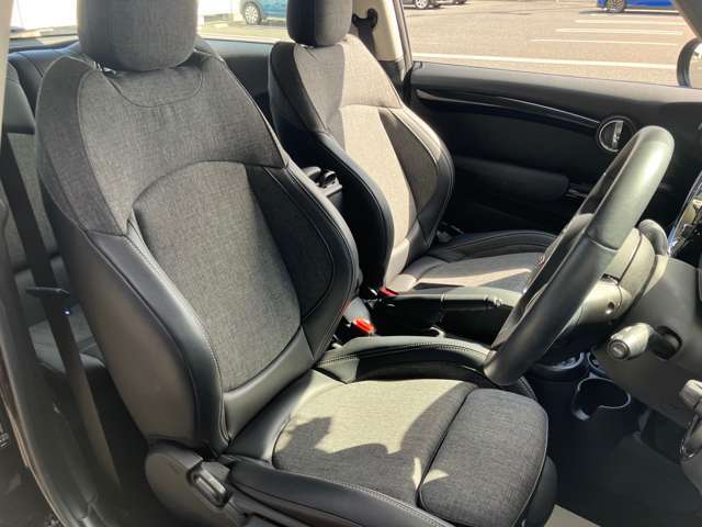 クラシックトリムパッケージがついてますので、シートもハーフレザーで程よいホールド感を感じられます