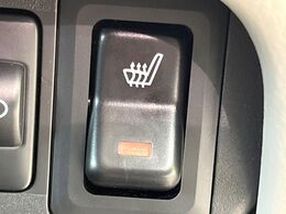 【シートヒーター】寒い日に重宝するシートヒーター！エアコンより早く温まってくれるので寒がりの人も安心ですね♪エアコンの温風は乾燥するから苦手、という方にもをおすすめです。