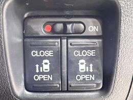 【両側パワースライドドア】スマートキーや運転席のスイッチで後席両側スライドドアの開閉が可能♪電動だから力を入れてドアを開ける必要が無く、小さなお子様でも簡単に開け閉めでき快適です♪