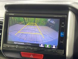 【バックカメラ】駐車時に後方がリアルタイム映像で確認できます。大型商業施設や立体駐車場での駐車時や、夜間のバック時に大活躍！運転スキルに関わらず、今や必須となった装備のひとつです！