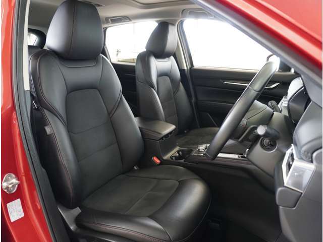 【清潔感のある運転席＆助手席】隅々までクリーニングの行き届いた運転席＆助手席。目立ったシミや汚れ等もございません。快適なドライブをどうぞ。
