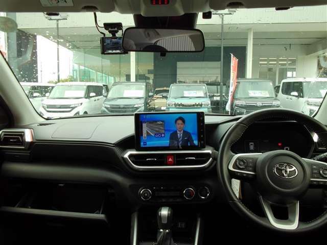 見通しのよいすっきりとした視界で、運転のしやすさは疲れにくさにも繋がりますよ♪フロントにドラレコ付き♪