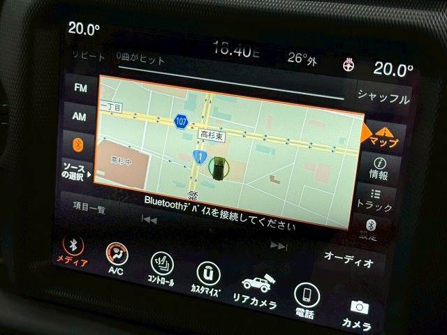 【純正ディスプレイオーディオ】FM・AMラジオやブルートゥース接続など多彩な機能を併せ持っており、インパネ周りがすっきりしてますね！