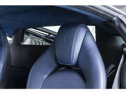 外装色はBLU CORSA、内装色はBLU STの組み合わせでございます。