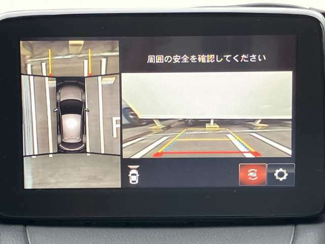 360度ビューカメラを搭載。4方の小型カメラの映像を処理し、車両真上からの映像に変換しています。