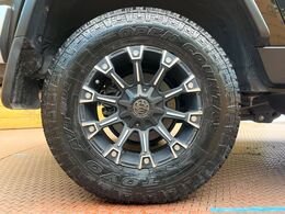 【オールテレーンタイヤ】オフロードでの走破性を発揮してくれる、オールテレーンタイヤを装着。ゴツゴツした見た目が、よりSUVらしさを引き立ててくれます♪