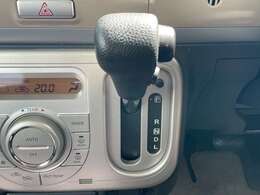 操作簡単なシフトレバーです。