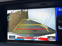 【バックカメラ】駐車時に後方がリアルタイム映像で確認できます。大型商業施設や立体駐車場での駐車時や、夜間のバック時に大活躍！運転スキルに関わらず、今や必須となった装備のひとつです！