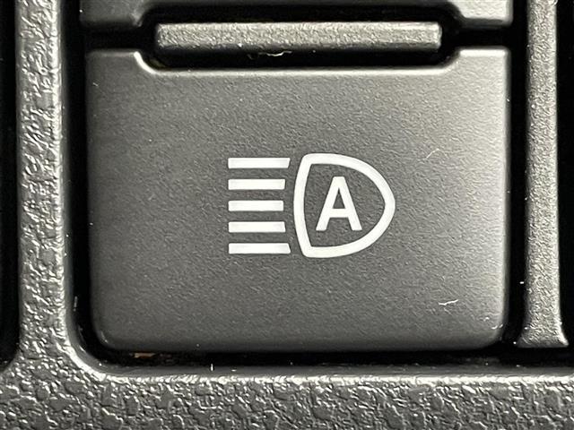 【オートハイビーム（AHB）】フロントウインドウガラス上部に設置された前方カメラにより、前方車両のランプや街路灯などの明るさを判定し、自動的にハイビームとロービームを切り換えてくれます！
