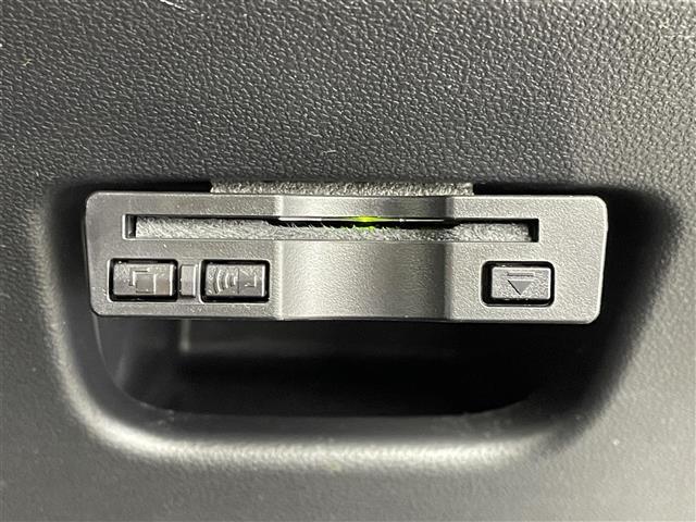 【ETC】有料道路を利用する際に料金所で停止することなく通過できる、ETC車載器（ノンストップ自動料金収受システム機器）が装備されています。セットアップを行うことで利用可能になります。