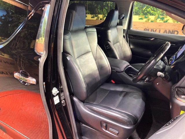 運転席シート廻りは使用感も少なく、良好な状態となっています。前オーナー様が丁寧に使っていたことがよくわかりますね。