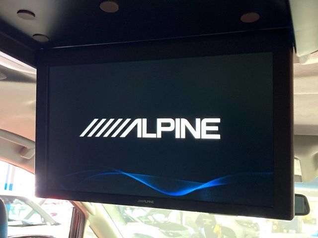 【Alpineフリップダウンモニター】家族や友人とお出かけする機会が多い方に大人気のフリップダウンモニター！大画面モニターで車内はエンタメ空間！退屈しがちな長距離ドライブも楽しい時間に変わります！