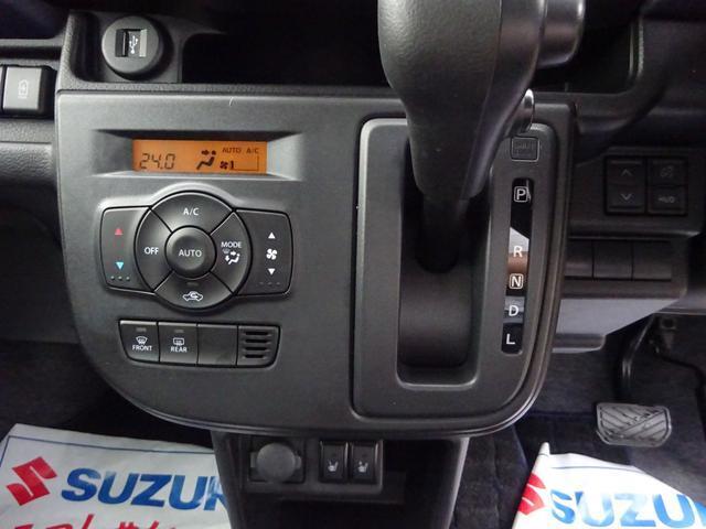 シフトレバーやエアコンスイッチなど、見やすく操作しやすいです。オートエアコンがついています。