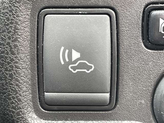 ◆【車両接近通報装置】低速でモーターによる走行をしている時に、歩行者にクルマの接近を知らせ、注意を促します！一時停止スイッチでON/OFFの切り替えが可能です！