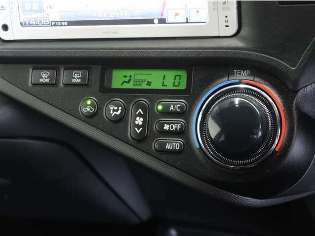 使いやすいレイアウトの空調スイッチ類です。スイッチも大きく操作もしやすく、車内をいつでも快適に保てます！