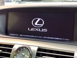 【メーカー純正ナビ】インテリアに溶け込むスタイリッシュな「専用設計」メーカーナビを装備♪視認性や操作性など基本性能にも優れ、より上質なカーライフをお楽しみいただけます。