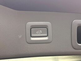 【パワーバックドア】スマートキーや運転席のボタンを押すだけでリアゲートが自動で開閉します！荷物を持っている時や、高い位置にあるバックドアを閉める際に便利な機能です♪