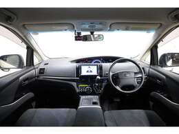 大変キレイな内装です。嫌いな臭いもありません。内装もブラックにこだわった仕様になっていて素晴らしいですね！ファミリー層に人気のミニバンですので使い勝手もよく車内もゆとりある広さです。