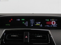 見やすいメーターレイアウトのデジタル式センターメーターです。ドライブモードと連動してスピードメーターの照明の色が変わります。
