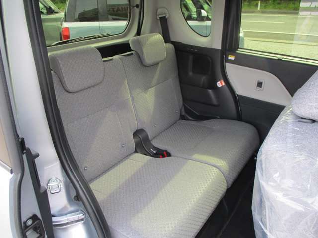 届出済未使用車ですので内装もキレイです♪　また、シートカバーの取付等も承ってましたのでお気軽にご相談ください♪