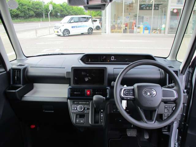 届出済未使用車ですので内装もキレイです♪　また、シートカバーの取付等も承ってましたのでお気軽にご相談ください♪