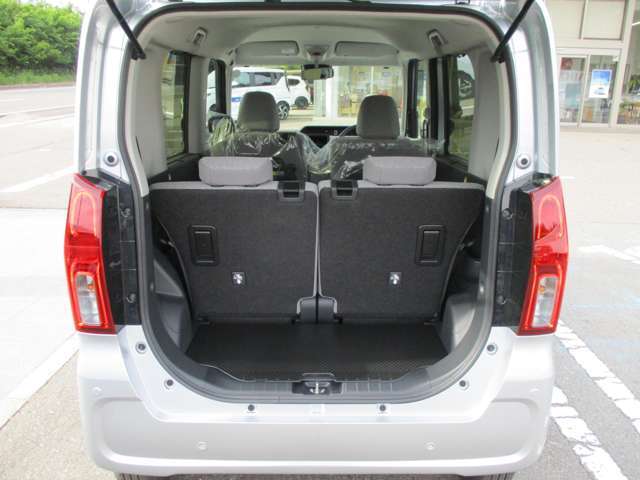 ラゲッジスペースも必要十分なスペースを確保しております♪ちょっとした荷物や洗車道具セットなど常備しておきたい物を積んでおけます♪