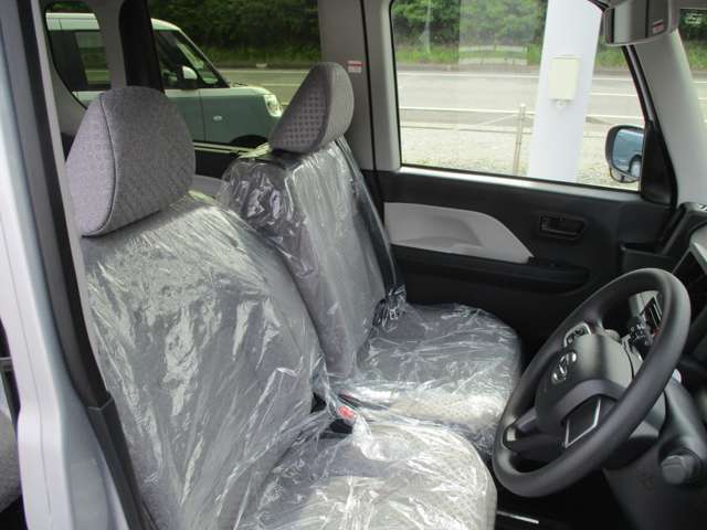 届出済未使用車ですので内装もキレイです♪　また、シートカバーの取付等も承ってましたのでお気軽にご相談ください♪