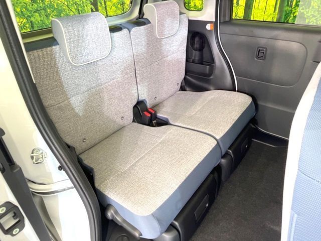 後部座席も気になるようなキズ・汚れやへたり等、大きなダメージはなく、良好な状態です。