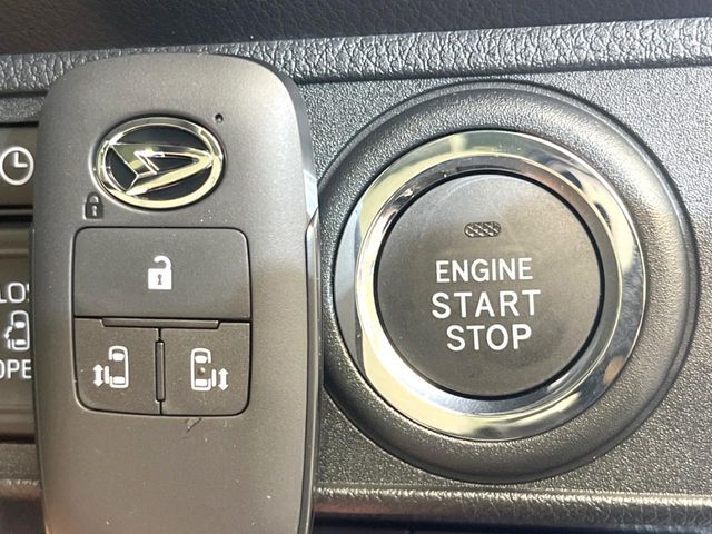 【キーフリーシステム】カバンやポケットに入れたままでもドアの施錠・解錠が可能なスマートキーを装備。エンジンのオン・オフ時もカギを取り出す必要が無いからとっても便利です♪