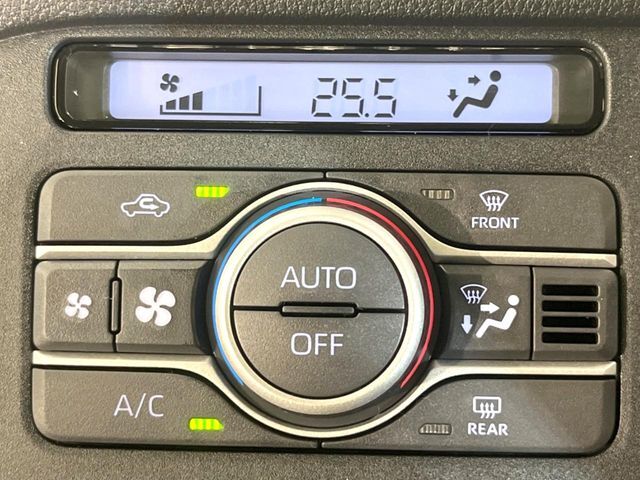 【オートエアコン】一度お好みの温度に設定すれば、車内の温度を検知し風量や温度を自動で調整。暑い…寒い…と何度もスイッチ操作をする必要はありません。快適な車内空間には必須の機能ですね♪