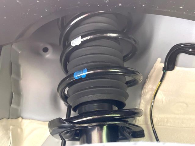 お車を安心してお乗りいただく為には、足回りの定期点検が欠かせません。サービスサポート（有償保証）では無料点検もご提供しており、安心のカーライフをお過ごしいただけるサポート体制が整っています。