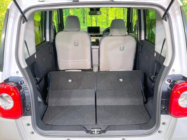 後席を格納すると、これだけの広さが！シーンに合わせたシートアレンジで、大きな荷物も積むことが出来ます♪