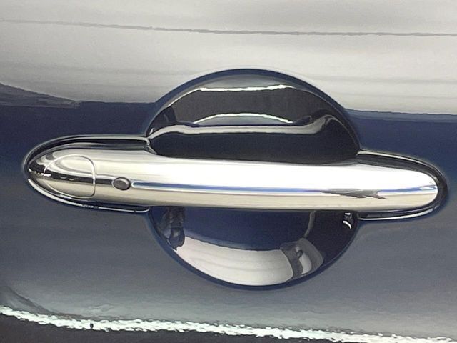 ●コンフォートアクセス（スマートエントリーシステム）：キーを所持しているだけで開錠・施錠からエンジンスタートまで操作可能！