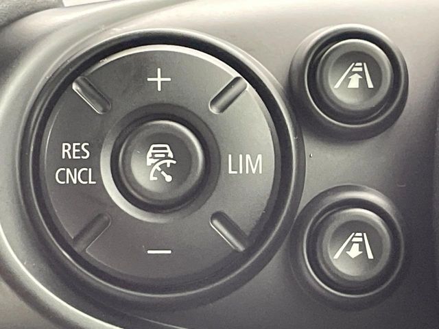 ●レーダークルーズコントロール：前の車との車間距離を一定にとりつつ、一定速度で自動走行してくれる次世代のクルーズコントロール！主に高速道路や自動車専用道路で使用する便利な機能です！