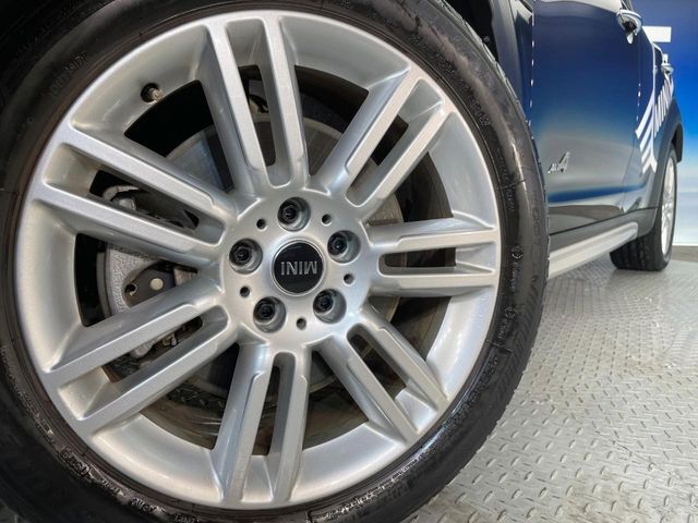 ●純正18インチアルミホイール：輸入車ならではの卓越した走りを支えるホイールと足回りです！日本車の走りに慣れている方にもぜひ体感して頂きたいほど、高いレベルでまとまっています！