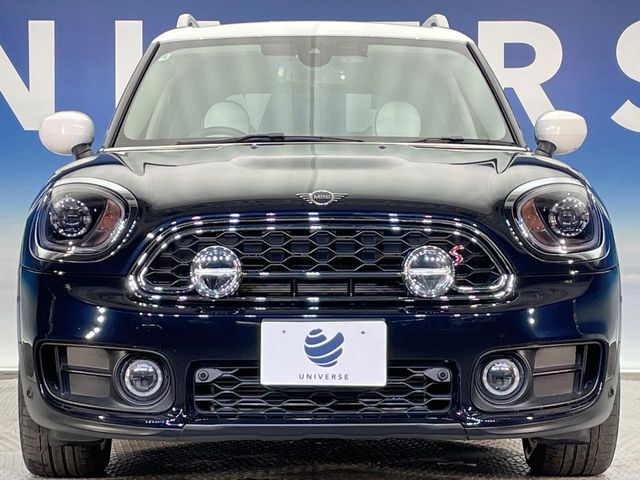 高透明度のガラス皮膜で撥水はもちろん、上質なツヤ・光沢を実現。紫外線や酸性雨から大切な愛車を保護し、色あせ・劣化を防止。「弾スプラッシュコート」、「弾プリミッサコート」からお選びいただけます。