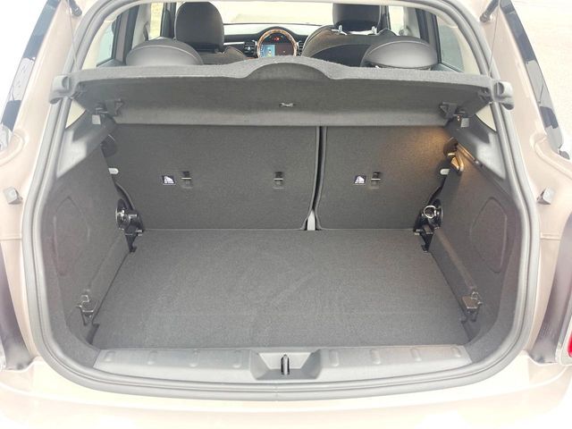 ●トランクルーム：趣味が広がる収容スペース！これだけの広さがあればお買い物やレジャーなどにも最適です！使用感も少なくきれいな状態を維持しております。