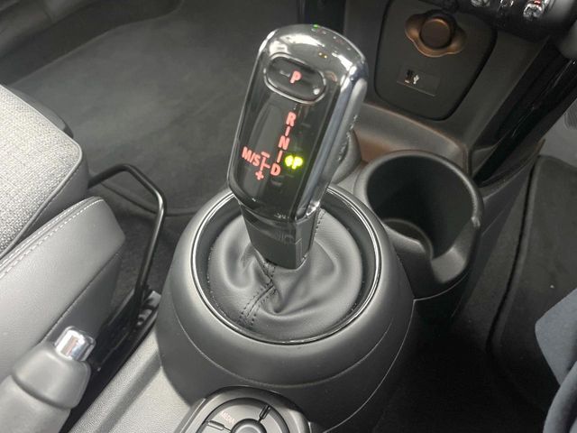 ●MTモード付きAT：通常は自動でおこなわれる変速（ギアチェンジ）をドライバーの操作によって意図的に変えられるシステムです。より一層普段のドライブをお楽しみいただけます！