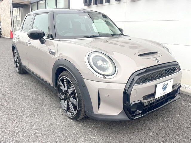 ●無料付帯の保証の他、安心の最長3年・走行無制限保証（有償）をご用意。輸入車を安心してお楽しみいただける様、保証内容も充実はもちろん、無料点検＆オイル交換やロードサービスも付帯しております。