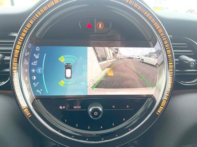 ●ガイドライン付きバックカメラ：不安な駐車もこれで安心！ガイドライン付きなので狭い箇所での駐車もラクラクです！