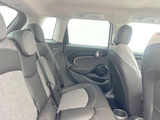 ●後部座席も気になるようなキズ・汚れやへたり等、大きなダメージはなく、良好な状態です。