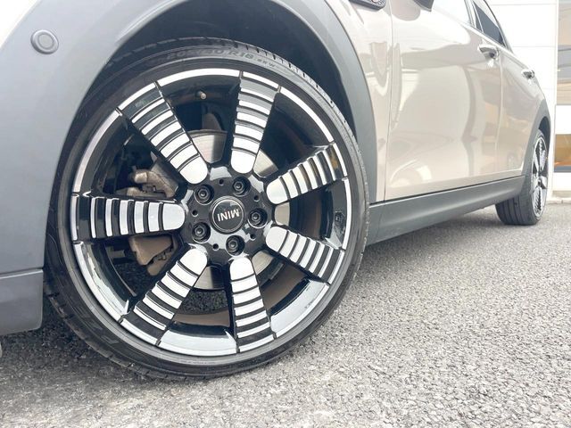 ●純正18インチアルミホイール：輸入車ならではの卓越した走りを支えるホイールと足回りです！日本車の走りに慣れている方にもぜひ体感して頂きたいほど、高いレベルでまとまっています！