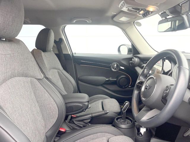 ●シートの使用感：破れ・へたりも少なく、ご覧の通りきれいな状態を維持しております。また、室内クリーニング・コーティングもご用命いただけます。