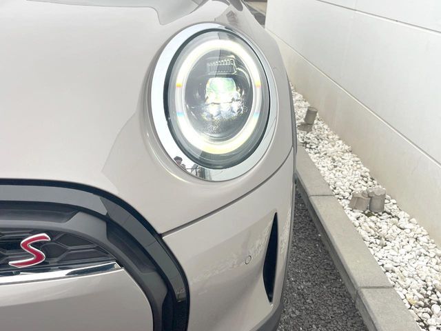 ●LEDヘッドライト：夜間走行時も良好な視界を確保し安心して運転できる高輝度LEDヘッドライトを装備！点灯速度が早く、消費電力も抑えられています。