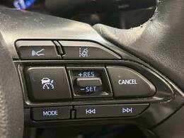 【レーダークルーズコントロール】装備車両です。レーダーやカメラを使って前を走るクルマの状況を検知して速度を調整してくれます。遠距離ドライブの高速道路などでは大活躍で疲労軽減に役立ちます。