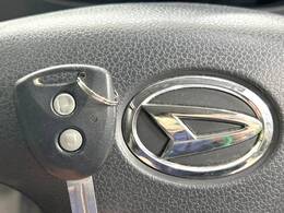 【キーレス】少し離れた場所からでもボタン一つでドアの開錠・施錠ができるのでとっても便利！ドアの鍵穴周りに傷をつけることもありません♪